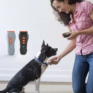 Ručně ovládané zařízení na trénink psů s LED blikajícími světly (černá+oranžová) Ručně ovládané zařízení na trénink psů s LED blikajícími světly (černá+oranžová)