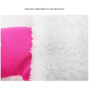 Skládací pet dům ve tvaru jahody - krátký plyš, velikost XS TopTechnology