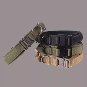 Nylonový zpevněný obojek pro psy střední a velké velikosti s nastavitelnou délkou (khaki + světle šedý knoflík)